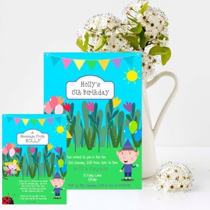Puede incluir: Dos invitaciones de cumpleaños con fondo turquesa. La invitación más grande dice "Holly's 5th Birthday" y presenta un elfo de dibujos animados, flores y globos. La invitación más pequeña dice "A Message From HOLLY". Un jarrón blanco con flores en el fondo.