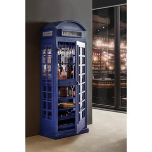 Könnte beinhalten: Ein blauer Schrank in Form einer Telefonzelle mit Glastüren und Regalen. Der Schrank hat eine gewölbte Oberseite mit dem Wort "TELEPHONE". Im Inneren befinden sich Regale für Flaschen, Gläser und Barzubehör. Ein einzigartiges Möbelstück.
