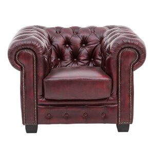 Puede incluir: Un sill&oacute;n de cuero burdeos con tapicer&iacute;a capiton&eacute; y ribete de tachuelas de lat&oacute;n. El sill&oacute;n tiene un dise&ntilde;o cl&aacute;sico con brazos enrollados y un respaldo alto.