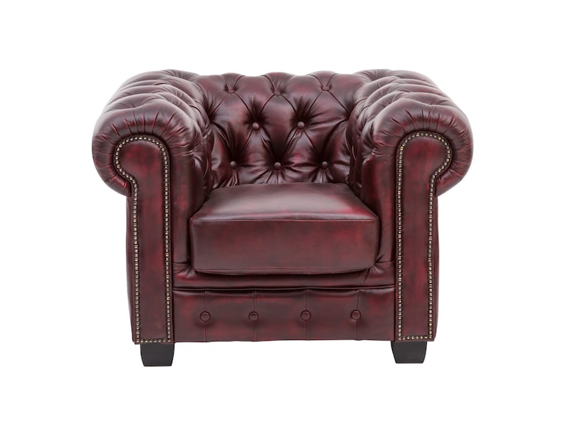 Puede incluir: Un sill&oacute;n de cuero burdeos con tapicer&iacute;a capiton&eacute; y ribete de tachuelas de lat&oacute;n. El sill&oacute;n tiene un dise&ntilde;o cl&aacute;sico con brazos enrollados y un respaldo alto.