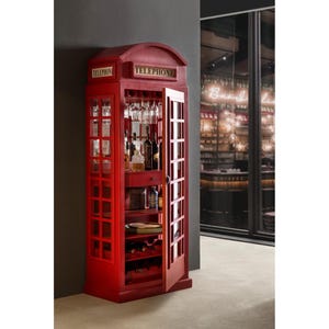 Könnte beinhalten: Ein roter Holzschrank, der als britische Telefonzelle gestaltet ist. Der Schrank hat Glastüren und Regale zur Aufbewahrung von Flaschen und Gläsern. Das Wort "TELEPHONE" ist oben auf dem Schrank zu sehen.