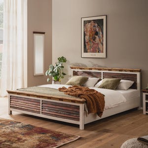 Könnte beinhalten: Ein Schlafzimmer mit einem Holzbettrahmen mit Lamellendesign, einem weißen Kopfteil und einem passenden Nachttisch. Der Raum umfasst ein gerahmtes Kunstwerk, einen Teppich und ein großes Fenster mit transparenten Vorhängen. Das Bett ist mit weißer Bettwäsche und einem braunen Überwurf ausgestattet.