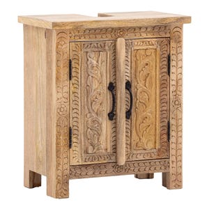 Könnte beinhalten: Ein helles Holzschrank mit aufwendigen geschnitzten Blumenmustern. Der Schrank hat zwei Türen mit schwarzen Griffen und steht auf vier kurzen Beinen. Die Oberseite ist flach und hat einen Ausschnitt auf der Rückseite.