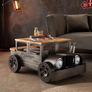 Könnte beinhalten: Ein Couchtisch im Vintage-Stil in Form eines klassischen Autos. Der Tisch hat eine Holzplatte und einen Metallrahmen mit Rädern. Das Wort "Vintage" ist auf der Seite aufgedruckt. Scheinwerfer sind sichtbar.
