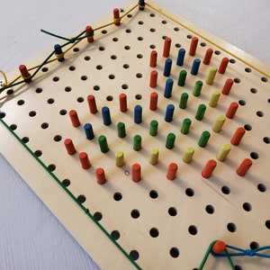 Tableau d'activités pour enfants LiL HOUSE; Conseil occupé ; Busyboard ; Tableau d'activités ; jouet Montessori; jouet d'activité; géoplan ; Conseil géographique ; panneau perforé ; Panneau perforé