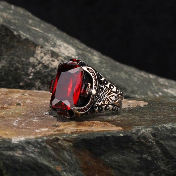 Bague avec pierre grenat sale