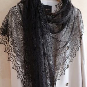 Chal Orenburg negro hecho a mano de gran tamaño: plumón de cabra calado, lana de punto