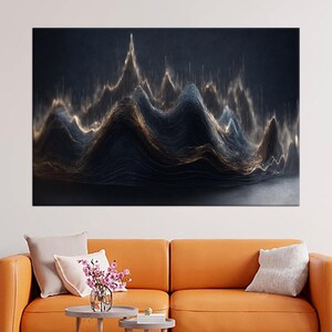 Può includere: Arte murale astratta con un design a catena montuosa blu scuro e oro. L'opera d'arte è esposta sopra un divano arancione con tavolini grigi e un tappeto fantasia. La stanza è decorata con piante e cuscini.