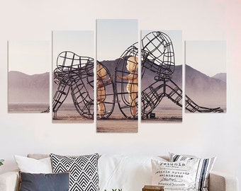 Escultura del festival del artista ucraniano Burning Man, arte lineal en metal, arte mural con cuerpo de hombre, niños encarcelados en cuerpos de adultos, impresión en lienzo