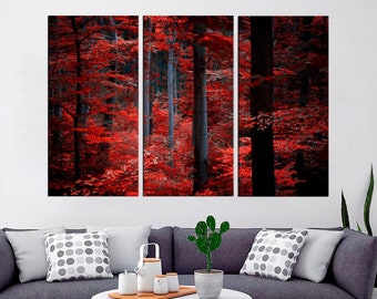 Op de afbeelding: Een triptiek canvas print van een bos scène met hoge bomen en rode bladeren. De bomen zijn op de achtergrond en de bladeren op de voorgrond. De afbeelding is in een donkere, sfeervolle stijl.