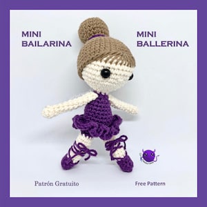 Puede incluir: Una muñeca bailarina de crochet con cabello castaño, un vestido morado y zapatos blancos. La muñeca está de pie sobre un fondo blanco. El texto "MINI BAILARINA" y "MINI BALLERINA" es visible en la imagen. El texto "Patrón Gratuito" y "Free Pattern" también es visible en la imagen.