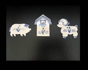 3 adornos vintage de Russ Berrie, animales de granja, oveja, cerdo, adornos de porcelana para granero, color beige con flores azules, estilo casa de campo, 7,6-8,25 cm de diámetro.