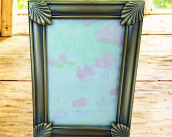 Moldura de metal vintage com acabamento em latão envelhecido, estilo Art Nouveau, com tema de folhas. Ideal para fotos de 7,5 x 11,5 cm (4,25 x 5,75 polegadas) e fundo em veludo preto.