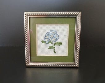 4 3/8 Silberfarbener Tischplattenrahmen mit Prägung, Kreuzstich Hortensie Blau, Moosgrün matt, Cottagecore, Blumenliebhaber