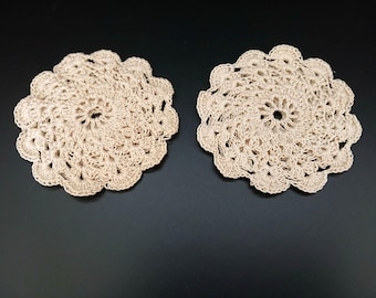 Conjunto de 2 porta-copos redondos vintage feitos à mão em crochê, com fio cor cru e 10 cm de diâmetro, estilo Grand Millennial Décor, estilo campestre inglês, charme retrô, casa de campo moderna
