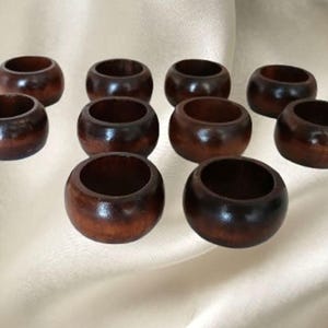 天然木製ボヘミアンナプキンリング10個、ダークウッドナプキンホルダーリング10個、MCM 70年代デコレーション、ヒッピー、キッチュ、キッチンデコレーション美学、1.75インチ