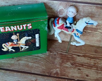 Figura de porcelana de Linus, personaje de Peanuts, en un caballo de carrusel, de los años 80, de Willets, en su caja original. Artículo de colección de Peanuts.