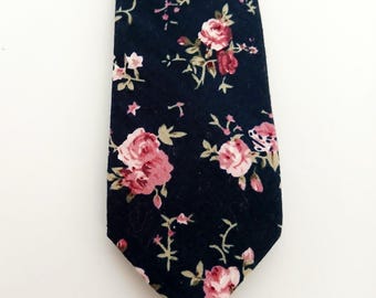 Gravata Boho Azul Escuro com Rosas Cor-de-Rosa, Feita à Mão em Algodão, Estilo Cottagecore, Gravata Fina Feminina, Floral Azul, 5,4 cm de largura x 142 cm de comprimento
