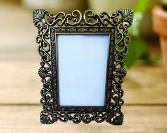 Marco Art Nouveau vintage de latón envejecido de 5 x 4 pulgadas, diseño de volutas con incrustaciones de diamantes de imitación de cristal transparente y naranja intenso, ideal para colocar sobre una mesa o para fotos de 2 x 3 pulgadas.