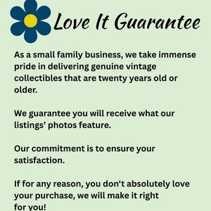 K&ouml;nnte beinhalten: Bild mit dem Text "Love It Guarantee" und einer blauen Blumengrafik. Der Text verspricht echte Vintage-Sammlerst&uuml;cke, Zufriedenheit und eine Garantie, um alles richtig zu machen, wenn der Kunde nicht zufrieden ist.