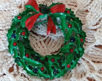 MCM Sixties 60s Weihnachtskranz Brosche aus Metall, handbemalt: Weihnachtskranz, Weihnachtsschmuck, Vintage Anstecknadel