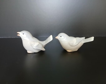 2 pássaros vintage de 1970 da Otagiri, em porcelana azul-clara e branca, marcados OMC Japan, para colecionadores de pássaros, Grandmillennial.