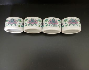 Juego de cuatro servilleteros de cerámica vintage blancos y verdes, ovalados con diseño floral de enredadera verde y flor rosa, 5,7 cm de diámetro, estilo Art Nouveau, estilo rústico.