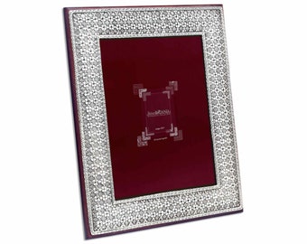 Pode incluir: Moldura de prata para fotos com um passe-partout de veludo vermelho e uma borda decorativa de prata. A moldura tem um design floral e o texto "Silver Brand" é visível no passe-partout.