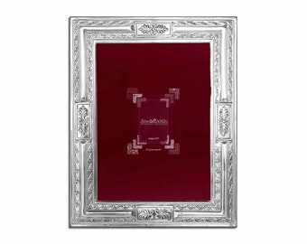 Pode incluir: Moldura de prata com um design ornamentado. A moldura tem um passe-partout de veludo vermelho e um pequeno rótulo com o texto "SilverBrand."