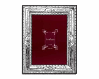 Pode incluir: Moldura de prata para fotos com um design ornamentado e um passe-partout de veludo vermelho. A moldura é feita pela Silver Brand.