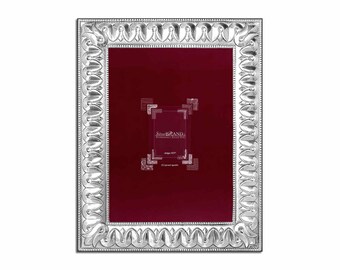 Pode incluir: Moldura de prata com detalhes ornamentados. A moldura tem formato retangular com borda decorativa. O interior apresenta um fundo vermelho escuro. A moldura tem o texto "Silver Brand" no interior.