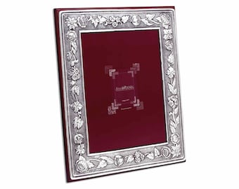 Pode incluir: Moldura de prata com um design floral e um tapete de cor bordô. A moldura é feita pela Silver Brand.