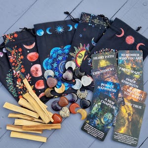 Sac cadeau surprise yoga en velours - Carte Oracle | Cristal | Bâton en bois Palo Santo - Pochette cadeau cadeau mystère - Cadeau pleine conscience