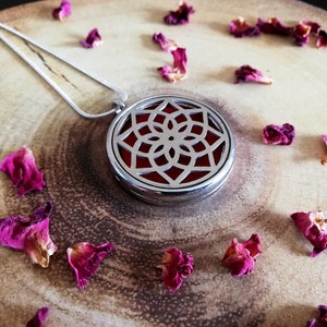 Essential Oil Diffuser Aromatherapy Necklace - Flower - Stainless Steel Locket & 10 x Colour Pads - Inhaler Gift Women Jewellery Birthday