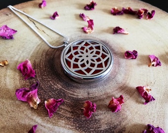 Essential Oil Diffuser Aromatherapy Necklace - Flower - Stainless Steel Locket & 10 x Colour Pads - Inhaler Gift Women Jewellery Birthday