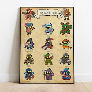 Op de afbeelding: Een ingelijste poster met de titel "Tiny Adventurers" en illustraties van 12 fantasiekarakterklassen. Elk personage is afgebeeld in cartoonstijl, met onderscheidende outfits en accessoires. De poster heeft een vintage perkamentachtige achtergrond.