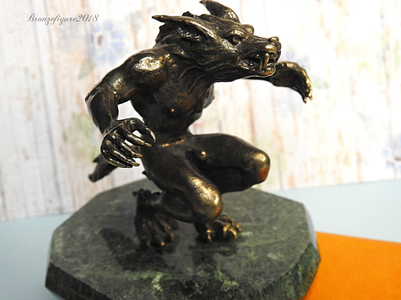 Loupgarou de figurine en bronze sur la pierre Etsy