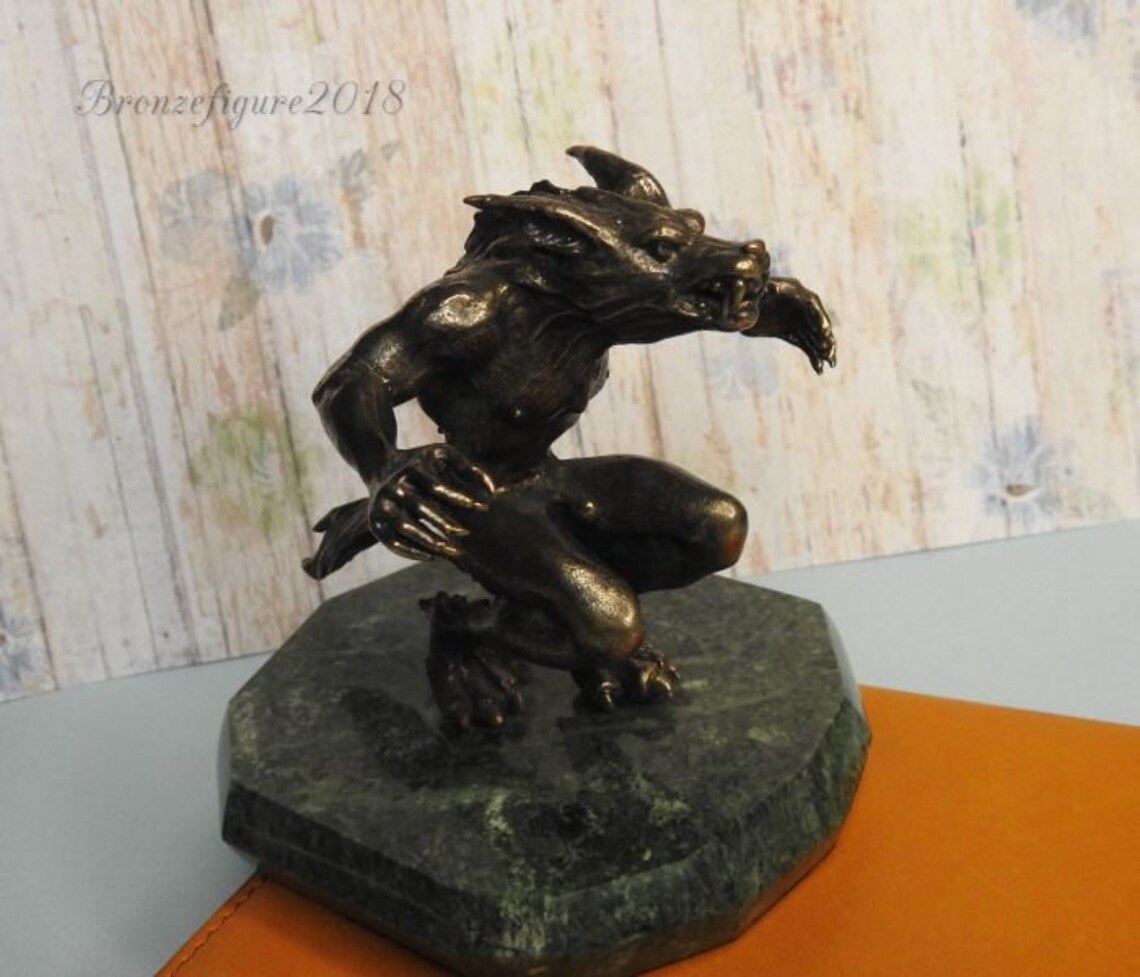 Loupgarou de figurine en bronze sur la pierre Etsy