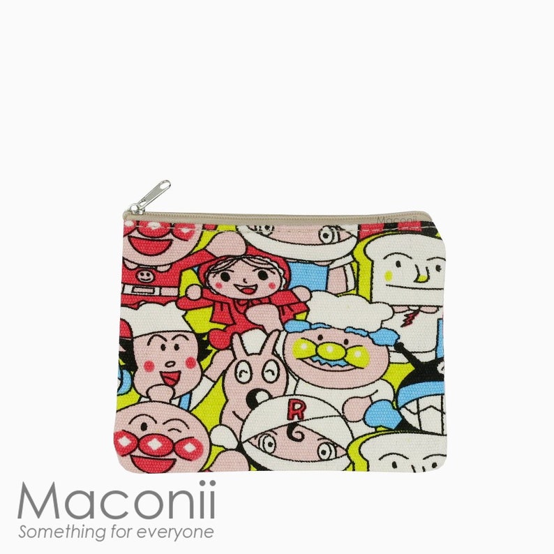 Może przedstawiać: Ż&oacute;łta, czerwona, niebieska i biała kosmetyczka zapinana na zamek błyskawiczny z nadrukiem postaci z kresk&oacute;wek. Kosmetyczka przedstawia r&oacute;żne postacie z r&oacute;żnymi wyrażeniami twarzy i cechami. Kosmetyczka jest wykonana z miękkiej, wytrzymałej tkaniny i idealnie nadaje się do przechowywania drobnych przedmiot&oacute;w.