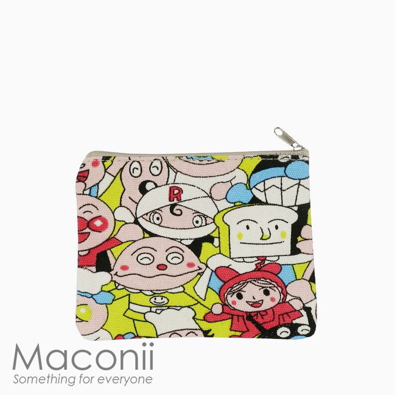 Może przedstawiać: Ż&oacute;łta kosmetyczka z zamkiem błyskawicznym z kolorowym nadrukiem kresk&oacute;wek r&oacute;żnych postaci. Postacie są wszystkie uśmiechnięte i mają r&oacute;żne wyrazy twarzy. Kosmetyczka jest wykonana z miękkiej, wytrzymałej tkaniny.