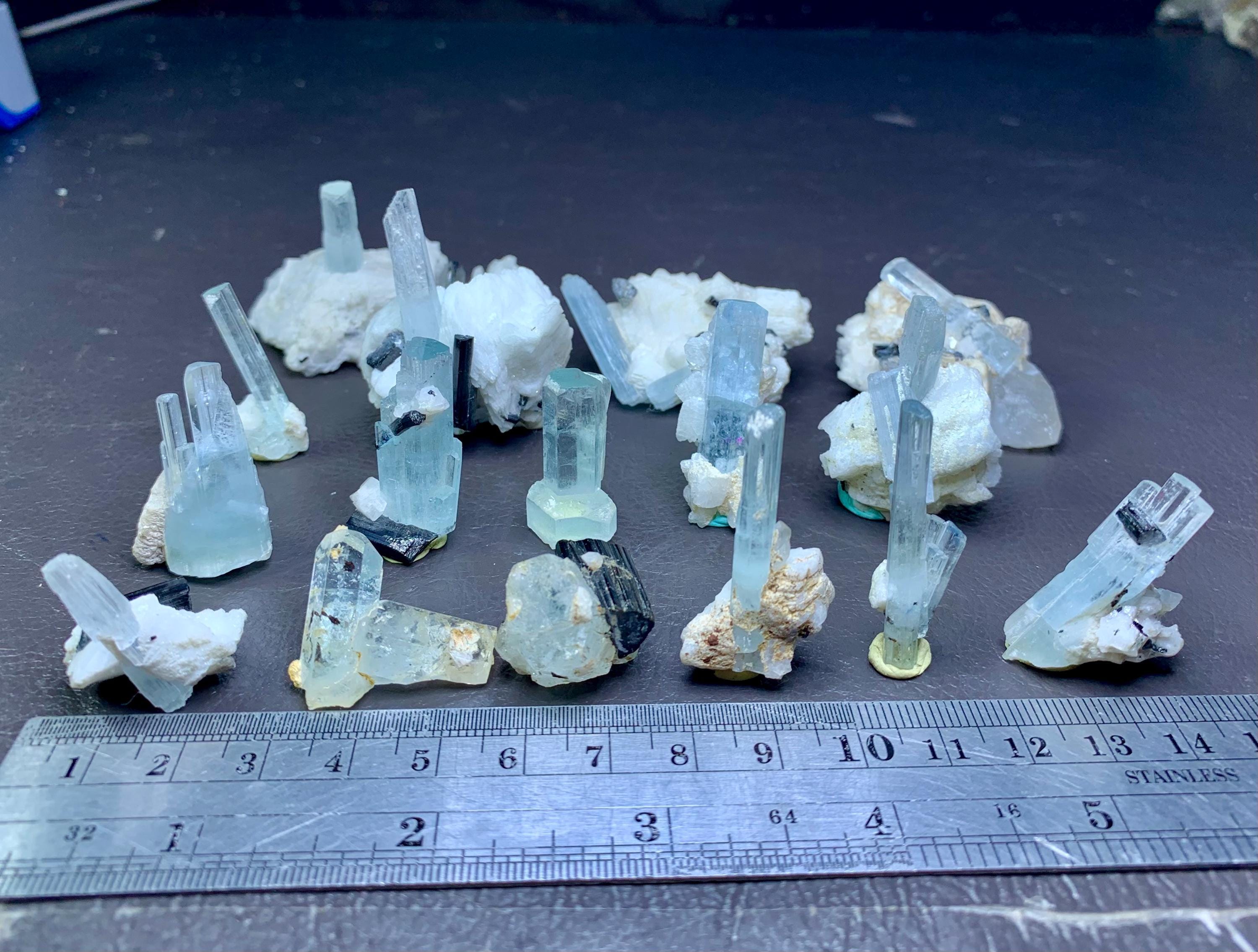 長石とアルバイトを含む青いアクアマリン結晶：鉱物標本15個 - Etsy 日本