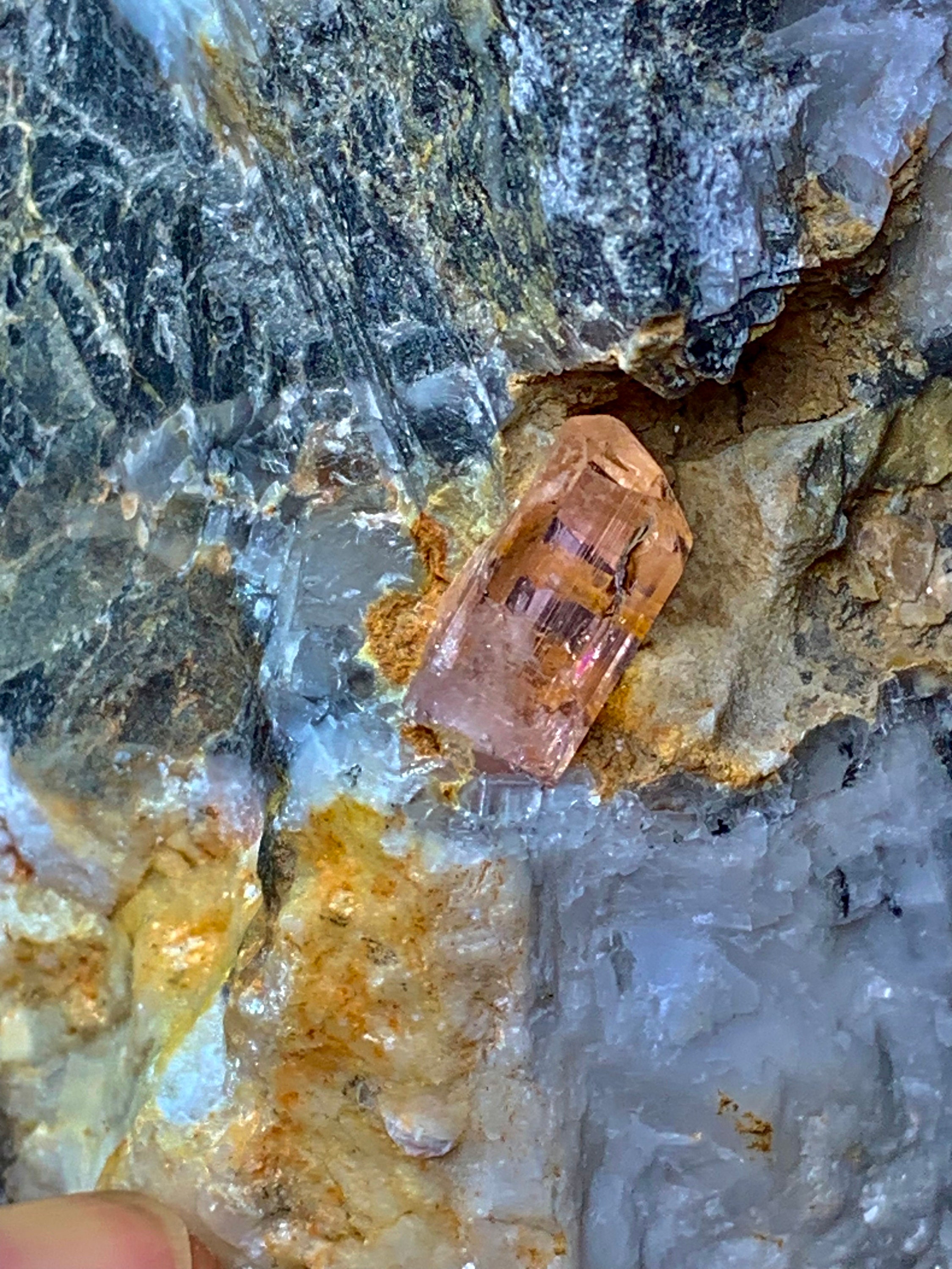 インペリアル・トパーズの結晶と原石：ピンク・トパーズの標本