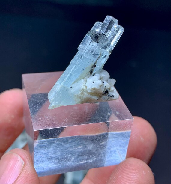 長石とアルバイトを含む青いアクアマリン結晶：鉱物標本15個 - Etsy 日本