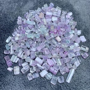 Veelkleurige gefacetteerde kunzietkralen, 210 stuks, 270 gram, afkomstig uit Afghanistan (10-12 mm).