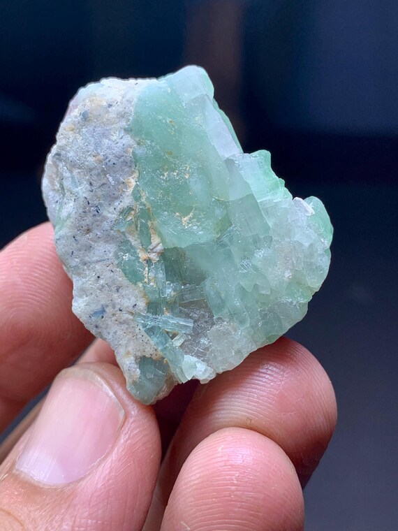 アルバイト上のウォーターメロントルマリン結晶：アフガニスタン産バイ