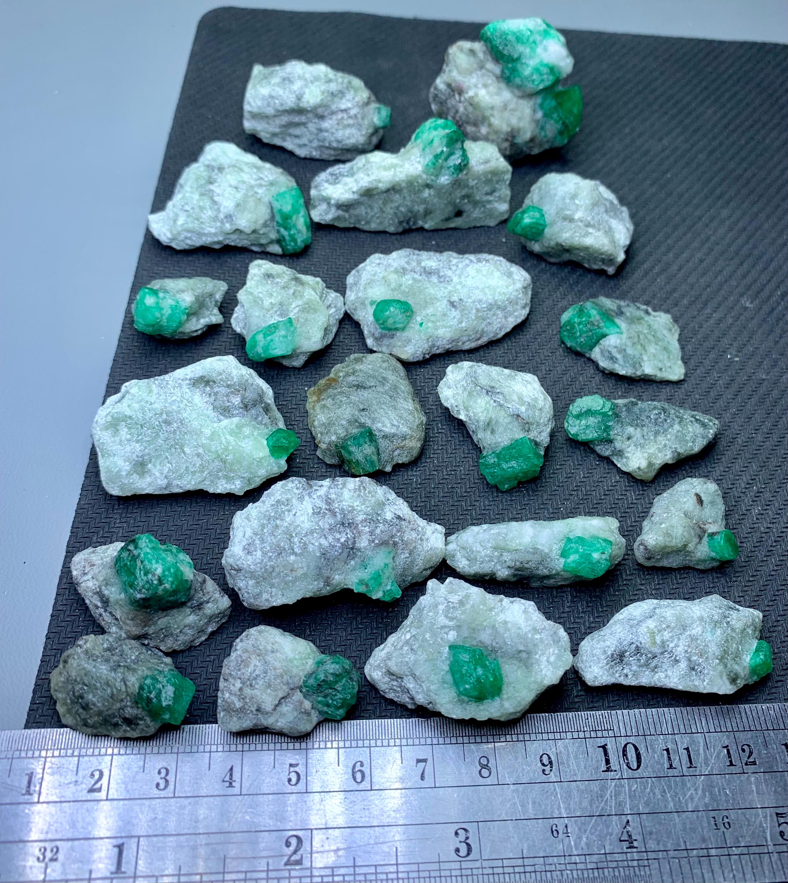 パキスタン産 エメラルド 鉱物標本 パキスタン産 エメラルド・水晶|ハッピーギフト – 天然石ハッピーギフト