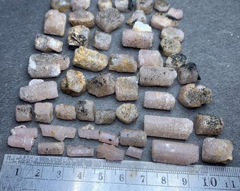 Cristais de Apatita Rosa Fluorescente: Minerais do Paquistão (10-12 mm), Cristais de Apatita com terminação, Presentes de Natal