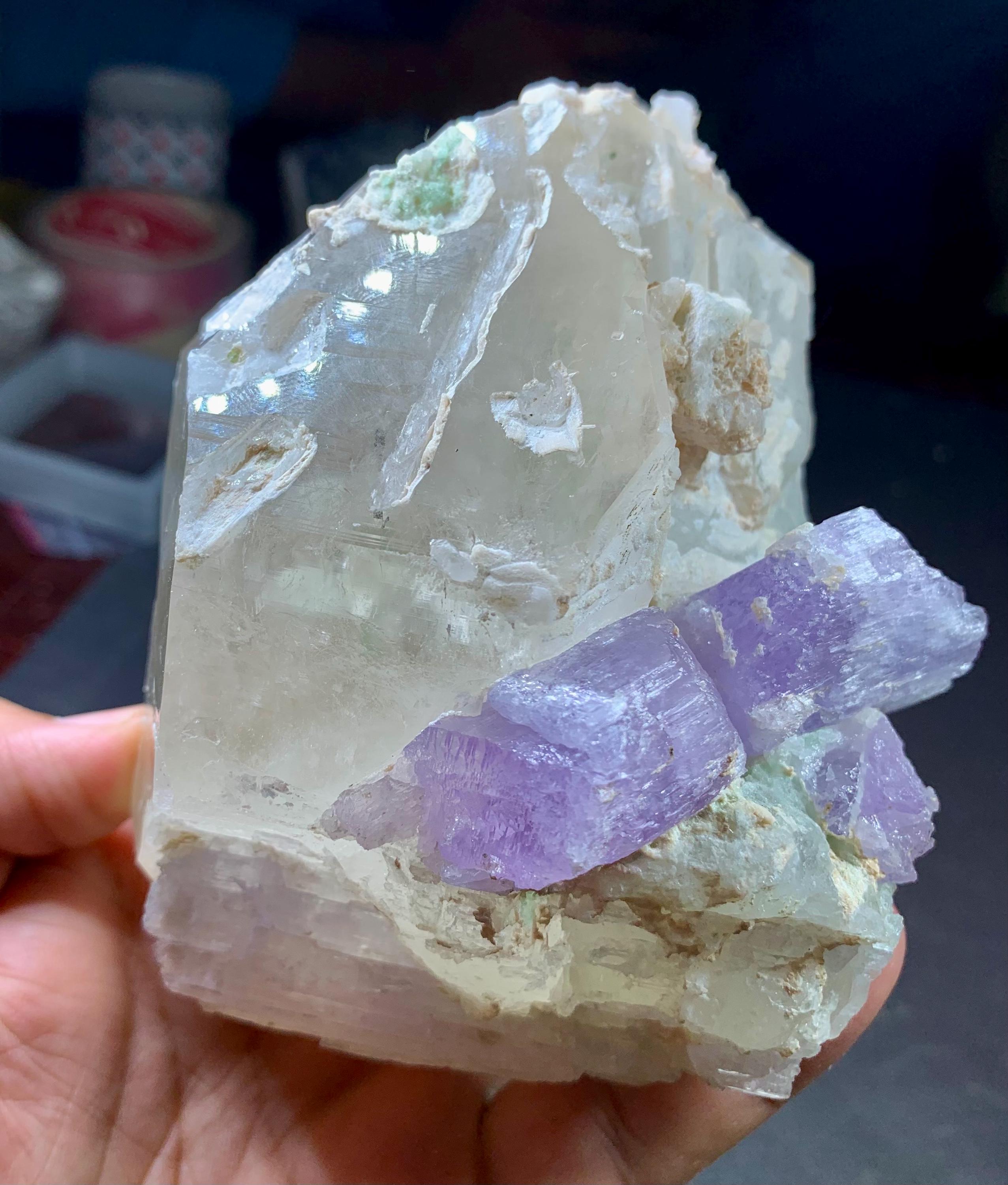 ピンクのクンツァイトのエッチングされた終端結晶は、双子の水晶の上に