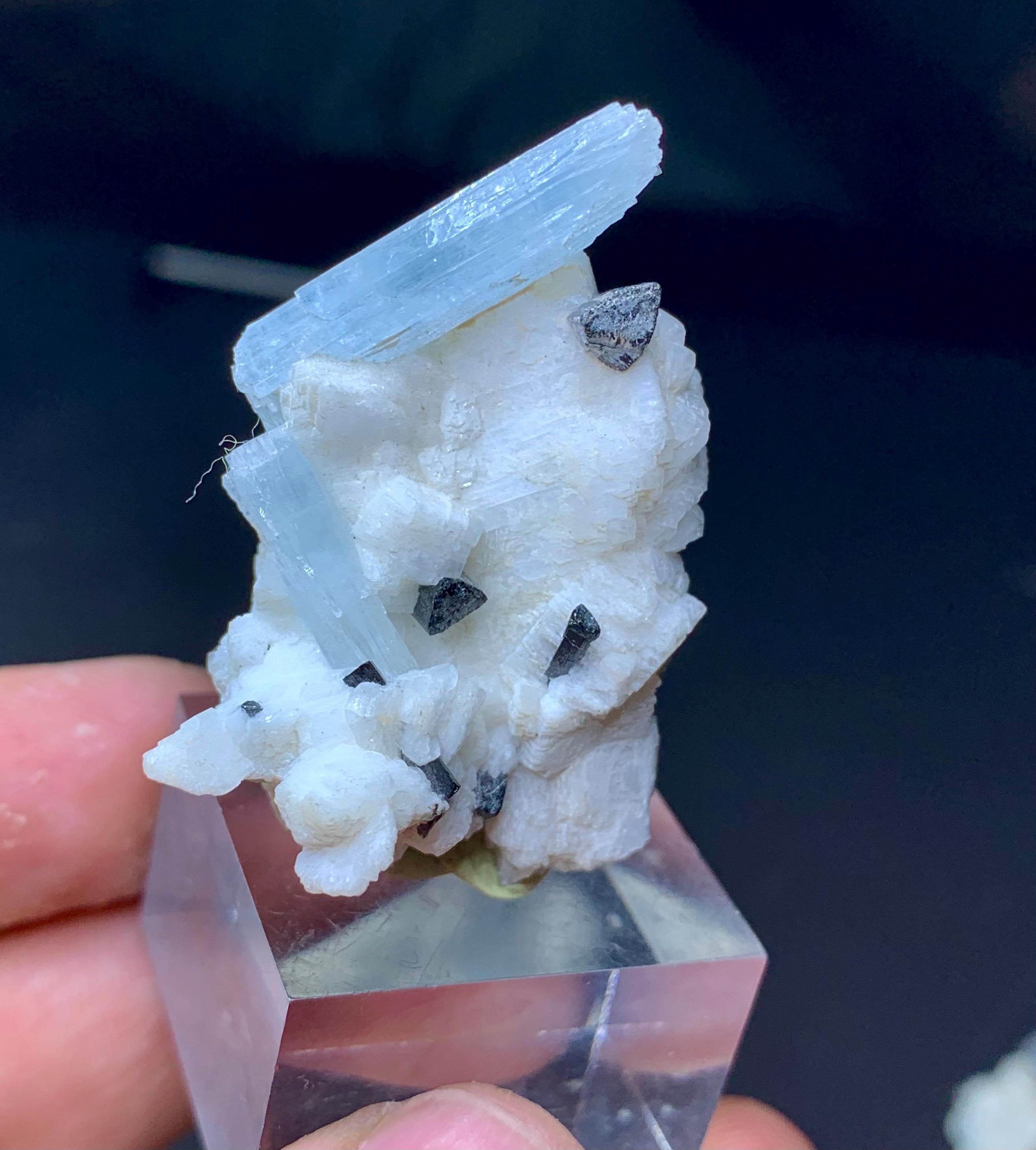 長石とアルバイトを含む青いアクアマリン結晶：鉱物標本15個 - Etsy 日本