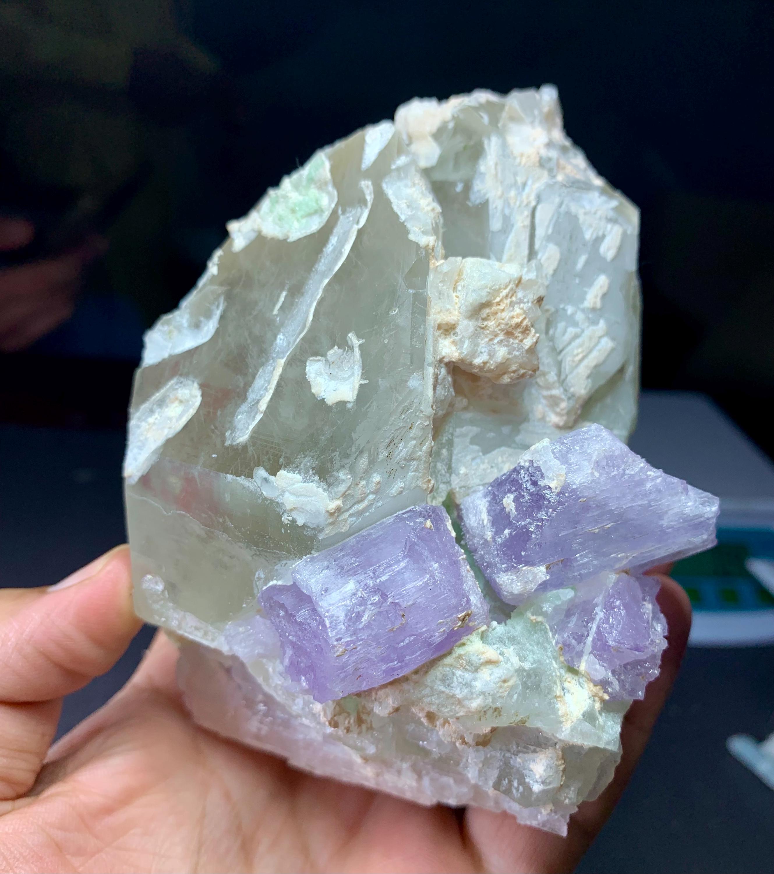 ピンクのクンツァイトのエッチングされた終端結晶は、双子の水晶の上に